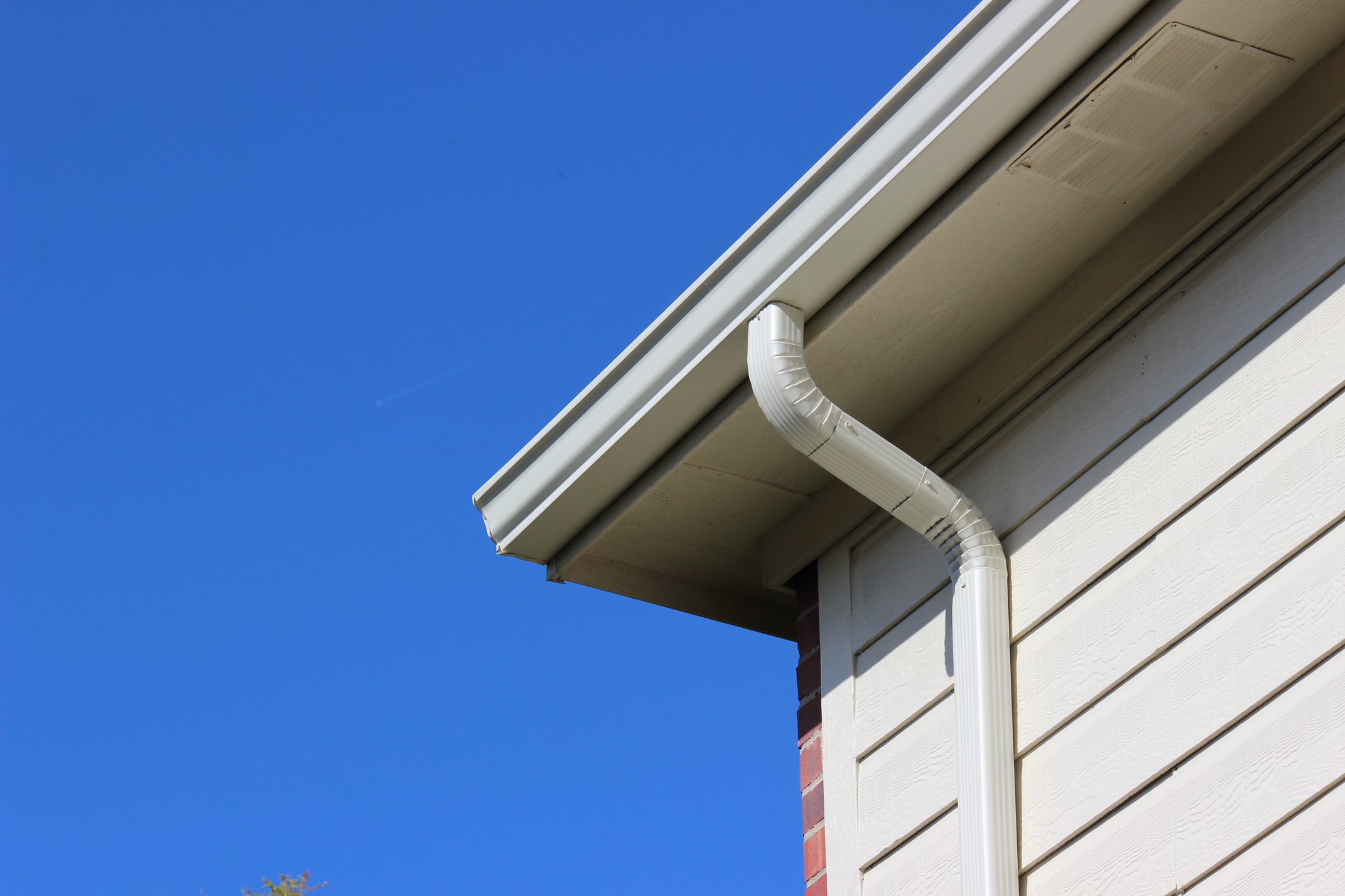 Seamless roof gutter of a residential house