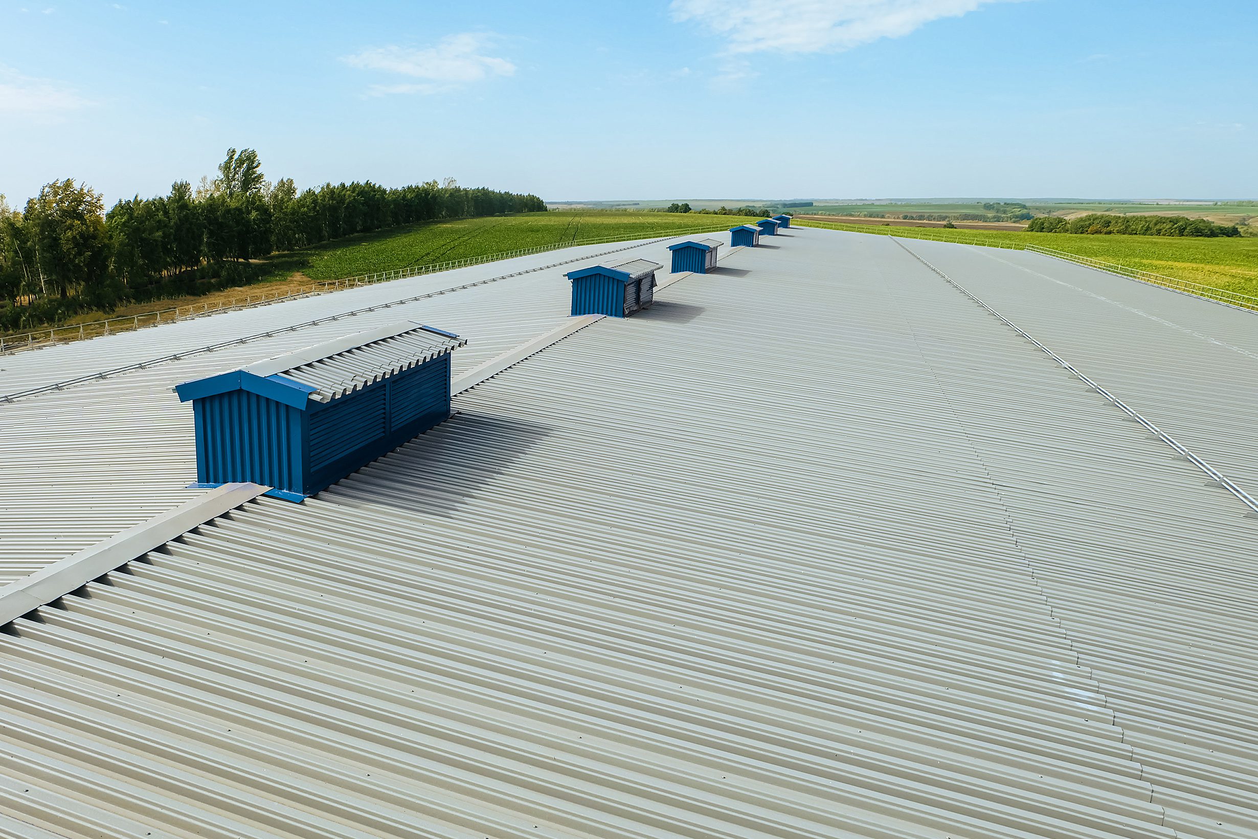 Roofing of an agro-industrial building with a covering made of corrugated profiled sheets